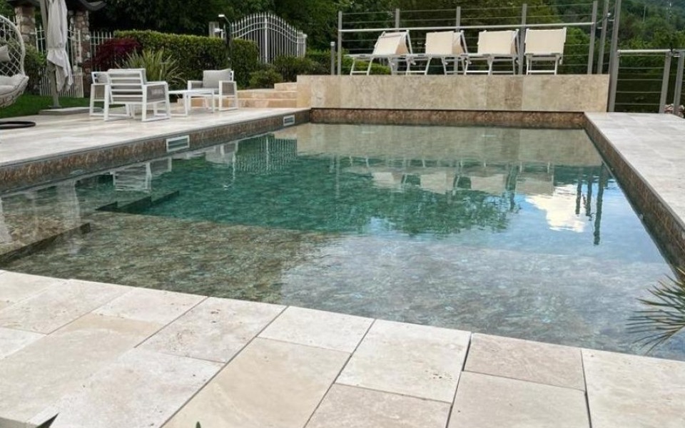 Pavimenti in pietra per esterni piscina in Travertino